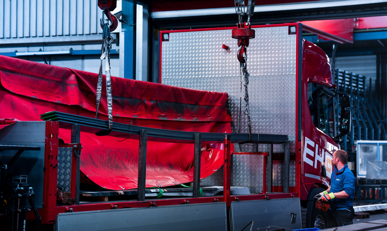 Beladung der EHG LKWs mit Stahl & Metall