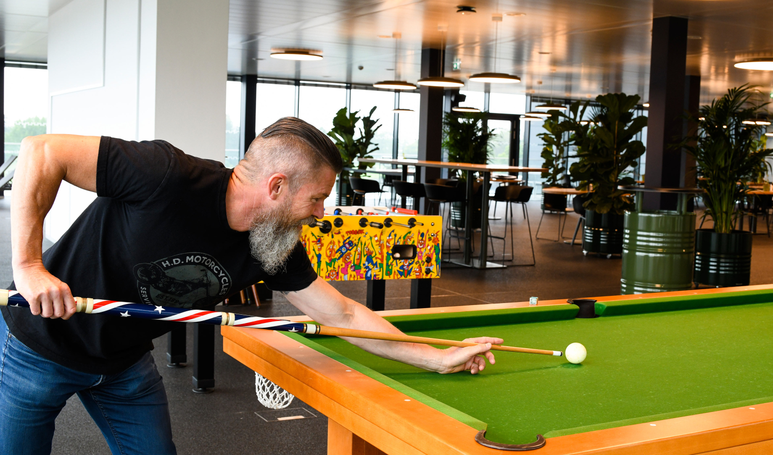Pause bei EHG: Billard mit Kollegen