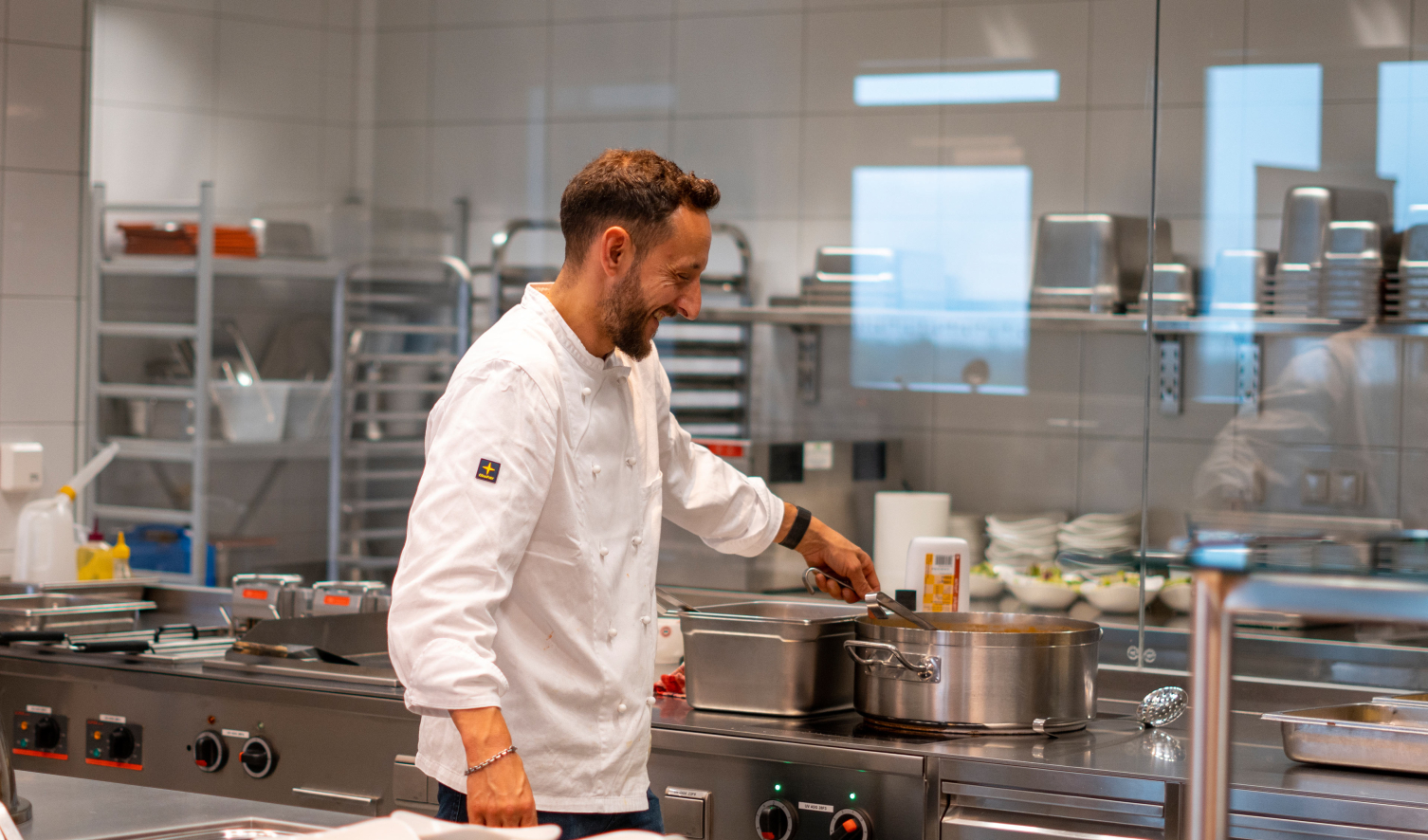 ehGUSTO: Unser Koch sorgt für leckere Speisen