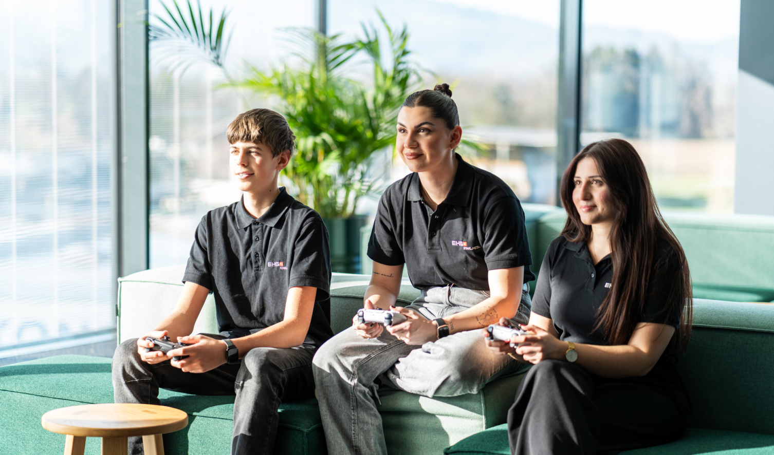 Auszubildende bei EHG beim PS5 spielen